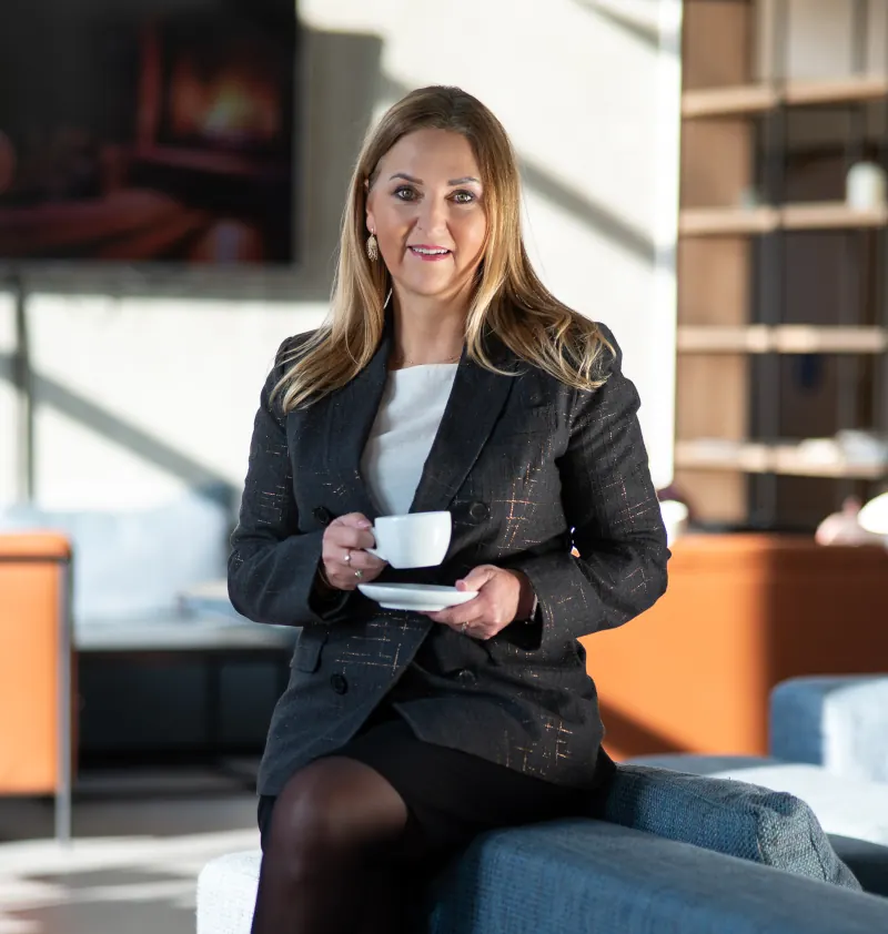 Agentka ubezpieczeniowa trzymająca kubek
