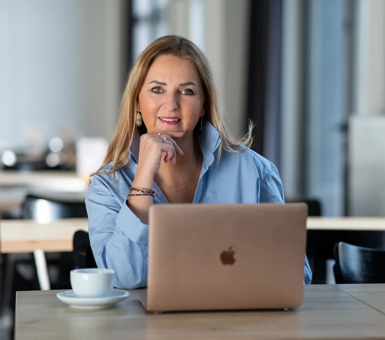 Agentka ubezpieczeniowa siedząca przed laptopem